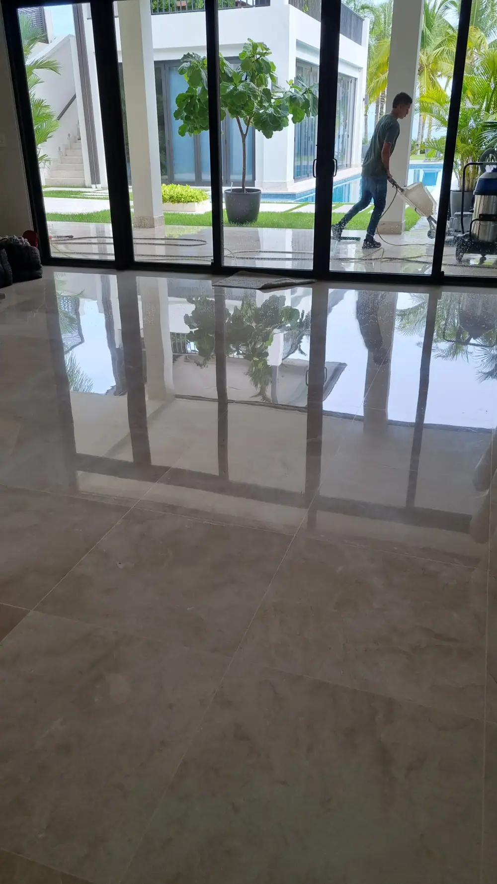 Mármol pulido que refleja los ventanales