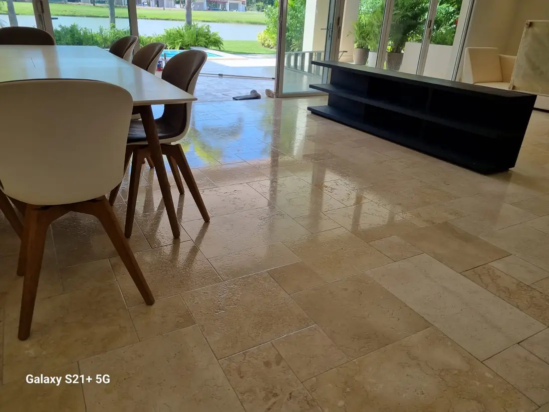 Comedor con piso de mármol en brillo