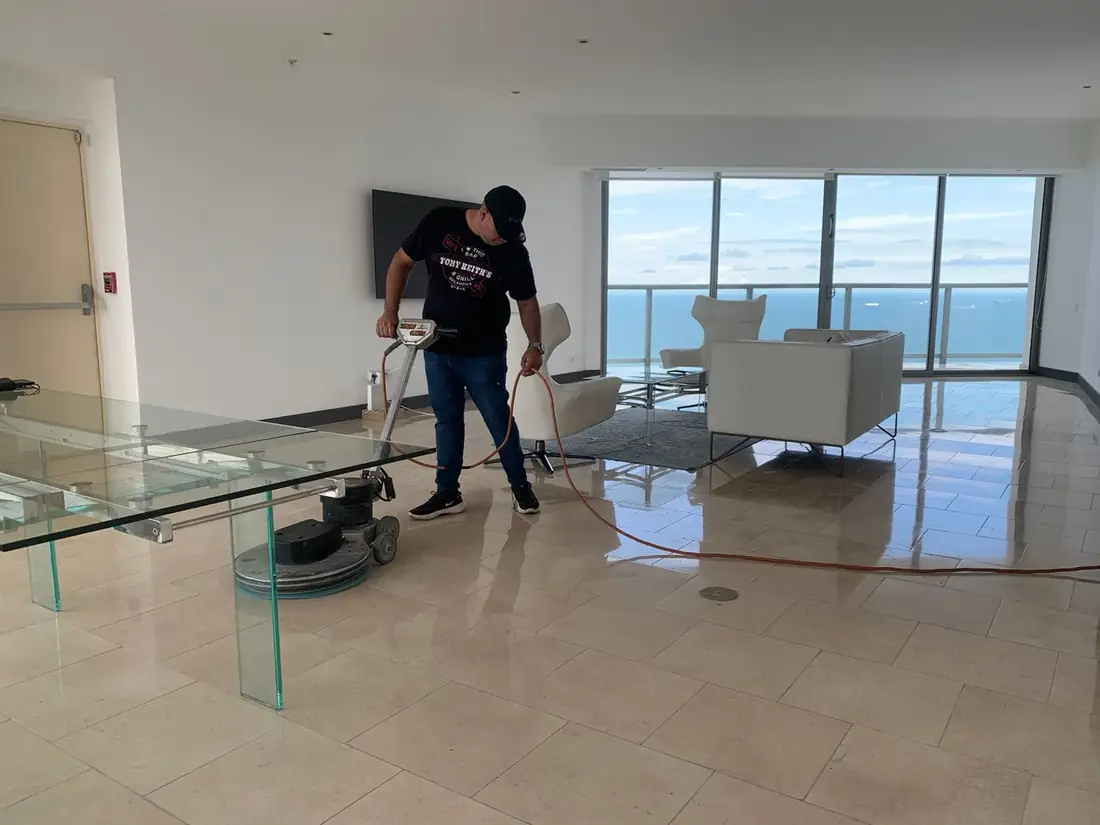 Sala de mármol pulido con vista al mar