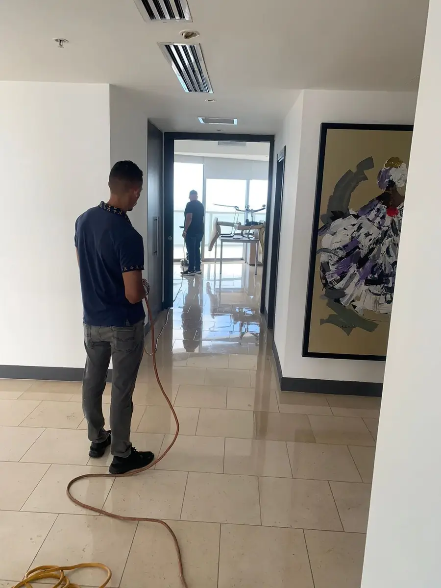 Operario puliendo un pasillo de mármol