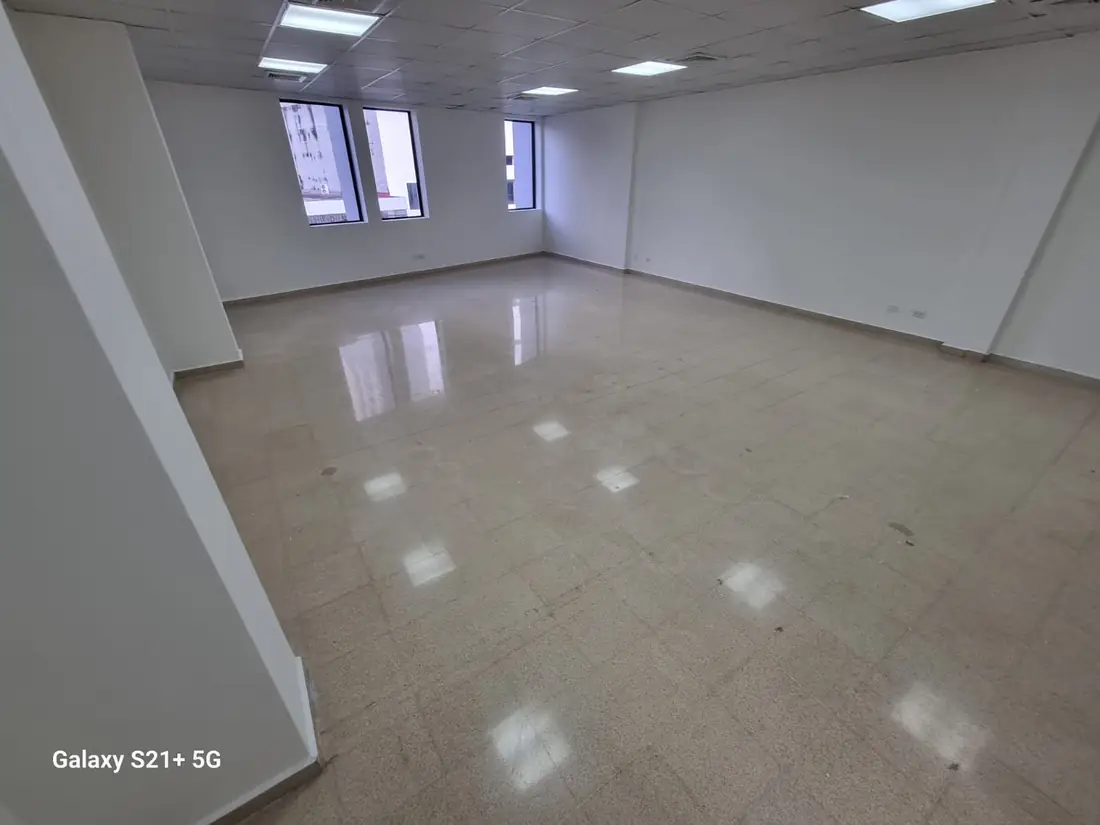 Oficina con porcelanato en brillo