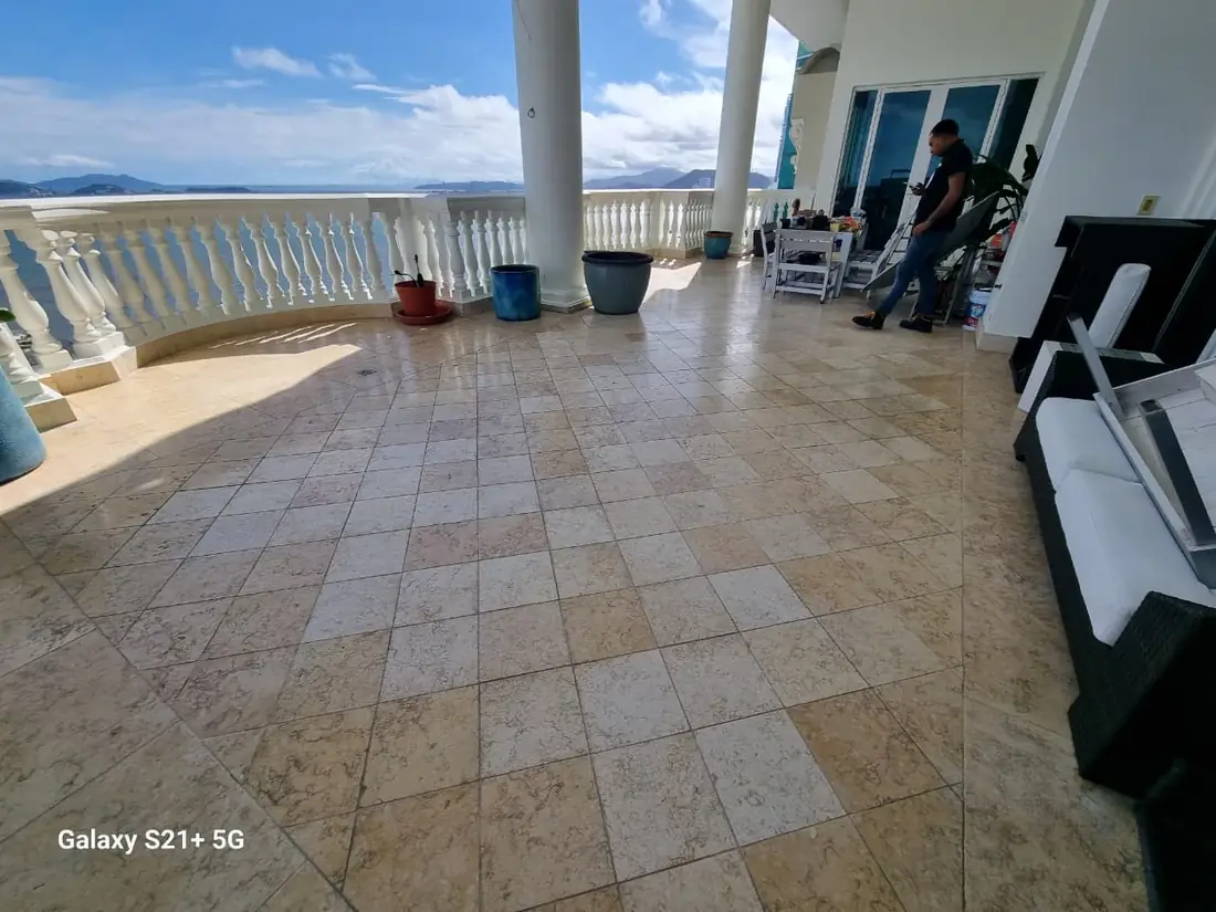 Terraza de travertino con balaustrada y vista al mar