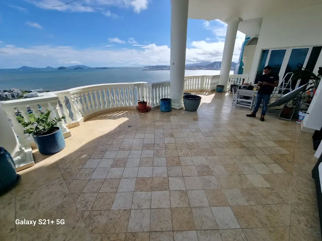 Operario en una terraza de travertino con vista al mar