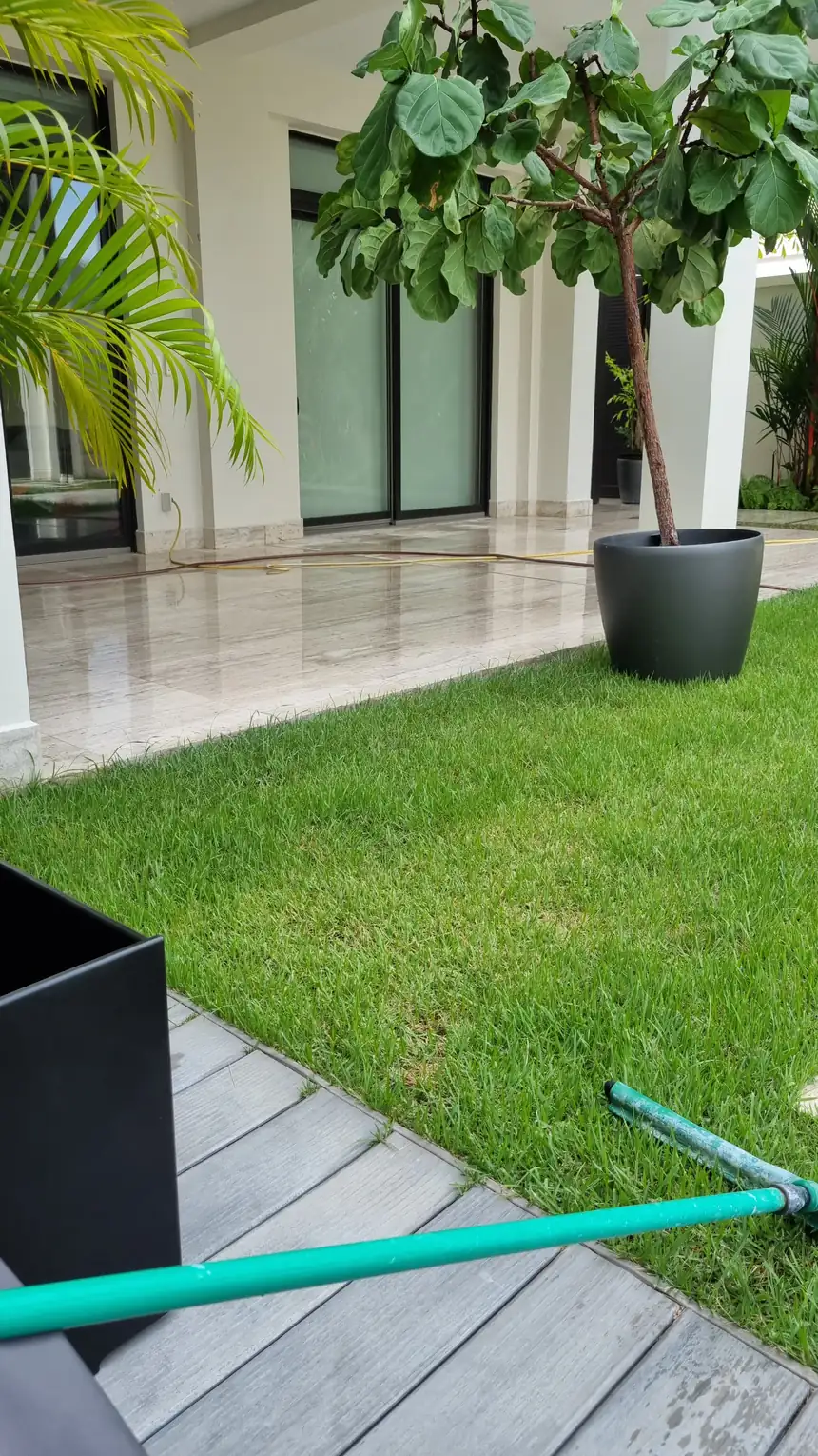 Terraza de travertino hacia el jardín